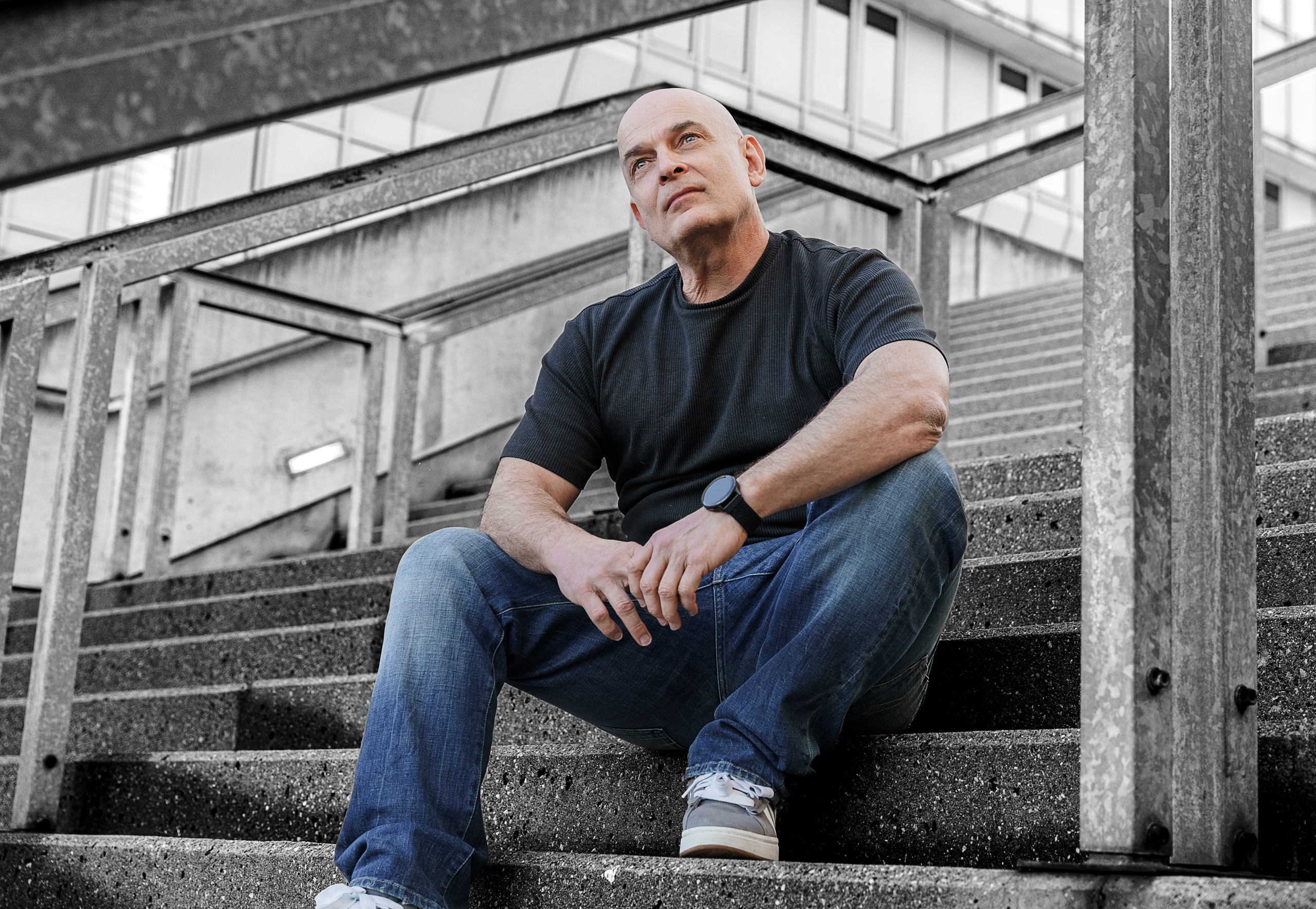 Housemeister Pete auf einer Treppe